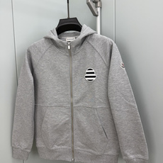 MONCLER.蒙口 FW26新品条纹刺绣徽章拉链连帽棉质卫衣外套开衫,正面胸前饰新季元素条纹刺绣徽章点缀焕新品牌标识, MONCLER.蒙口 FW26新品条纹刺绣徽章拉链连帽棉质卫衣外套开衫,正面胸前饰新季元素条纹刺绣徽章点缀焕新品牌标识,
