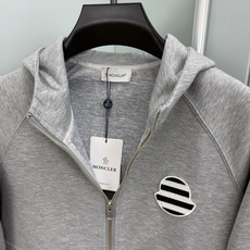 MONCLER.蒙口 FW26新品条纹刺绣徽章拉链连帽棉质卫衣外套开衫,正面胸前饰新季元素条纹刺绣徽章点缀焕新品牌标识, MONCLER.蒙口 FW26新品条纹刺绣徽章拉链连帽棉质卫衣外套开衫,正面胸前饰新季元素条纹刺绣徽章点缀焕新品牌标识,
