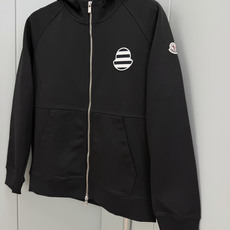 MONCLER.蒙口 FW26新品条纹刺绣徽章拉链连帽棉质卫衣外套开衫,正面胸前饰新季元素条纹刺绣徽章点缀焕新品牌标识, MONCLER.蒙口 FW26新品条纹刺绣徽章拉链连帽棉质卫衣外套开衫,正面胸前饰新季元素条纹刺绣徽章点缀焕新品牌标识,