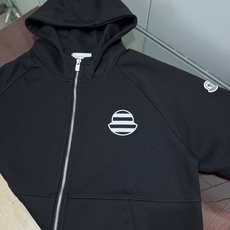 MONCLER.蒙口 FW26新品条纹刺绣徽章拉链连帽棉质卫衣外套开衫,正面胸前饰新季元素条纹刺绣徽章点缀焕新品牌标识, MONCLER.蒙口 FW26新品条纹刺绣徽章拉链连帽棉质卫衣外套开衫,正面胸前饰新季元素条纹刺绣徽章点缀焕新品牌标识,