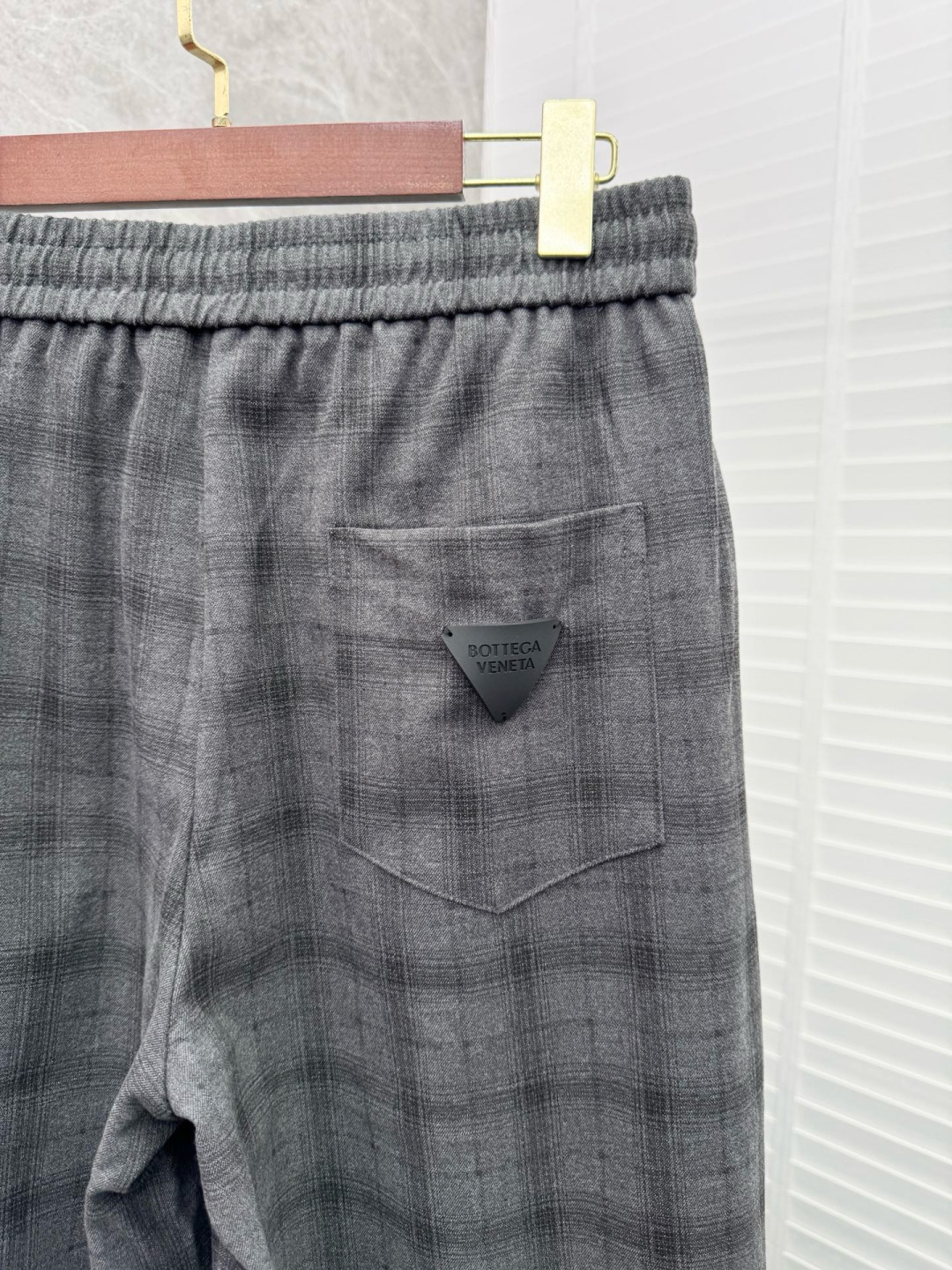 BV 26新款秋冬休闲长裤，采用优质棉质材质，挺括有型，工装设计装饰，后口袋logo标识点缀，上身足够吸睛且回头率爆棚！