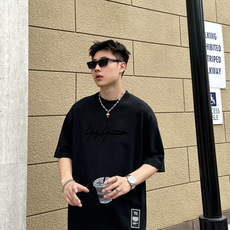 品牌:Y-3 季度:2026春夏 颜色:黑色 白色 尺码:XS S M L XL 版型:微阔大落肩版 短袖T 重量:24 品牌:Y-3 季度:2026春夏 颜色:黑色 白色 尺码:XS S M L XL 版型:微阔大落肩版 短袖T 重量:24