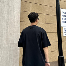 品牌:Y-3 季度:2026春夏 颜色:黑色 白色 尺码:XS S M L XL 版型:微阔大落肩版 短袖T 重量:24 品牌:Y-3 季度:2026春夏 颜色:黑色 白色 尺码:XS S M L XL 版型:微阔大落肩版 短袖T 重量:24