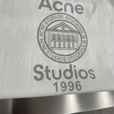 -Acne Studios 徽标圆领T恤 ,Acne Studios这款26新款闪粉字母logoT恤,将北欧极简与复古 -Acne Studios 徽标圆领T恤 ,Acne Studios这款26新款闪粉字母logoT恤,将北欧极简与复古