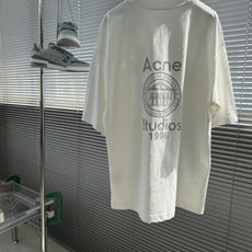 -Acne Studios 徽标圆领T恤 ,Acne Studios这款26新款闪粉字母logoT恤,将北欧极简与复古 -Acne Studios 徽标圆领T恤 ,Acne Studios这款26新款闪粉字母logoT恤,将北欧极简与复古