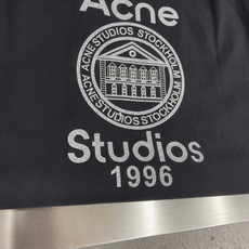 -Acne Studios 徽标圆领T恤 ,Acne Studios这款26新款闪粉字母logoT恤,将北欧极简与复古 -Acne Studios 徽标圆领T恤 ,Acne Studios这款26新款闪粉字母logoT恤,将北欧极简与复古
