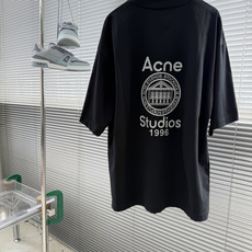 -Acne Studios 徽标圆领T恤 ,Acne Studios这款26新款闪粉字母logoT恤,将北欧极简与复古 -Acne Studios 徽标圆领T恤 ,Acne Studios这款26新款闪粉字母logoT恤,将北欧极简与复古