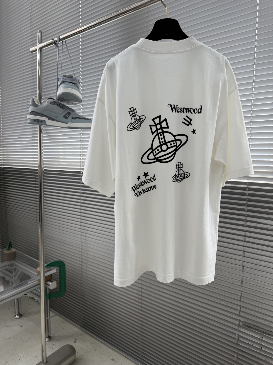-Vivienne 西太后     26夏季新款短袖来啦！土星发泡植绒撞色印花，潮酷感直接拉满～ 宽松版型藏肉显瘦，纯棉