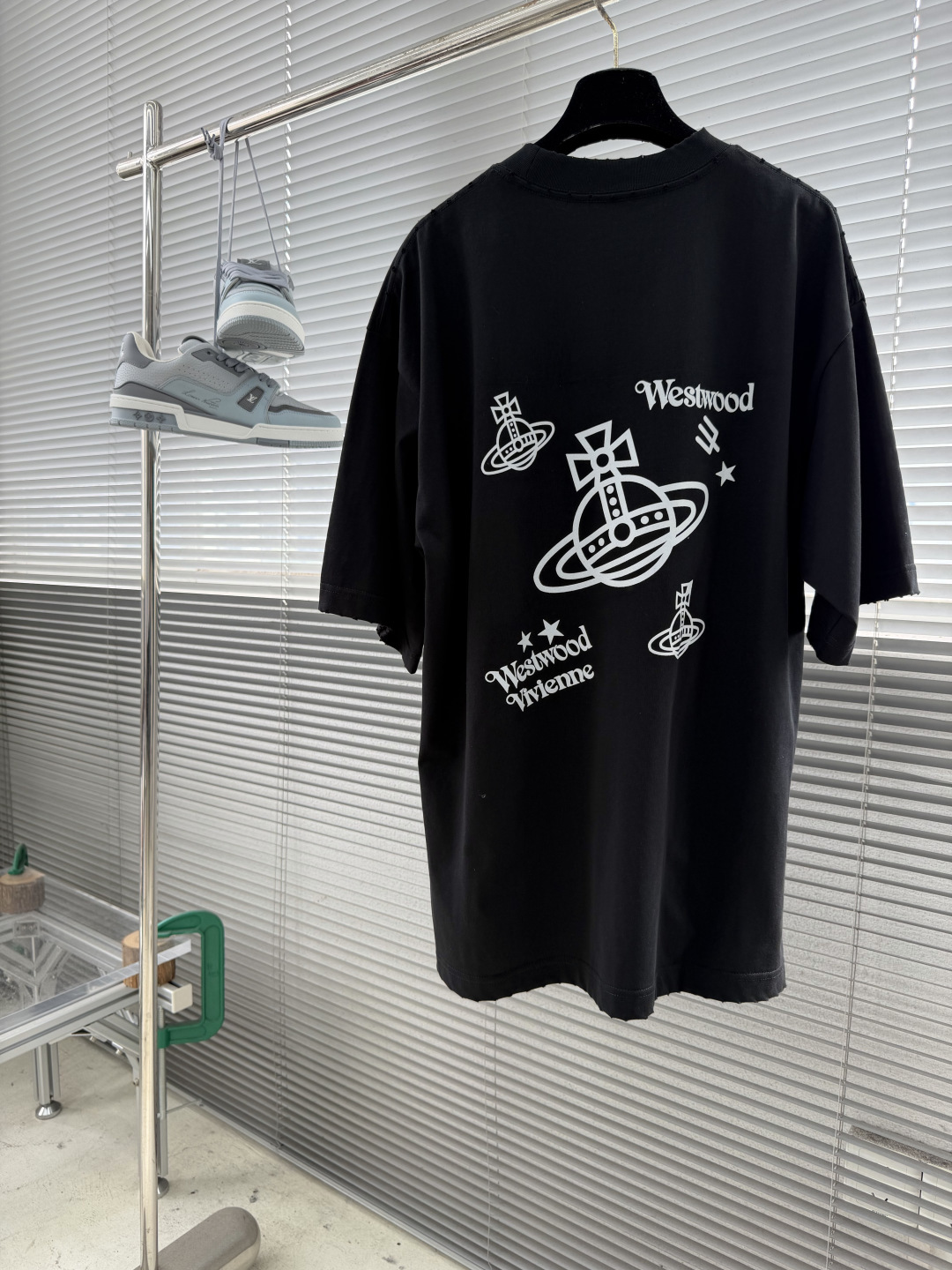 -Vivienne 西太后     26夏季新款短袖来啦！土星发泡植绒撞色印花，潮酷感直接拉满～ 宽松版型藏肉显瘦，纯棉