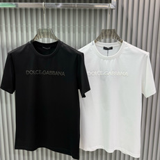Dolce & Gabbana发泡印花字母圆领短袖T恤;是经典简约与高端时尚的结合,适合追求品质与辨识度的穿搭需求,胸前 Dolce & Gabbana发泡印花字母圆领短袖T恤;是经典简约与高端时尚的结合,适合追求品质与辨识度的穿搭需求,胸前