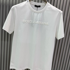 Dolce & Gabbana发泡印花字母圆领短袖T恤;是经典简约与高端时尚的结合,适合追求品质与辨识度的穿搭需求,胸前 Dolce & Gabbana发泡印花字母圆领短袖T恤;是经典简约与高端时尚的结合,适合追求品质与辨识度的穿搭需求,胸前