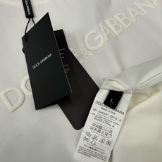 Dolce & Gabbana发泡印花字母圆领短袖T恤;是经典简约与高端时尚的结合,适合追求品质与辨识度的穿搭需求,胸前 Dolce & Gabbana发泡印花字母圆领短袖T恤;是经典简约与高端时尚的结合,适合追求品质与辨识度的穿搭需求,胸前