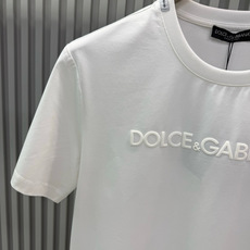 Dolce & Gabbana发泡印花字母圆领短袖T恤;是经典简约与高端时尚的结合,适合追求品质与辨识度的穿搭需求,胸前 Dolce & Gabbana发泡印花字母圆领短袖T恤;是经典简约与高端时尚的结合,适合追求品质与辨识度的穿搭需求,胸前