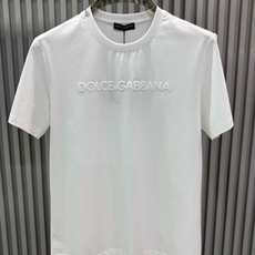Dolce & Gabbana发泡印花字母圆领短袖T恤;是经典简约与高端时尚的结合,适合追求品质与辨识度的穿搭需求,胸前 Dolce & Gabbana发泡印花字母圆领短袖T恤;是经典简约与高端时尚的结合,适合追求品质与辨识度的穿搭需求,胸前