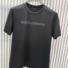 Dolce & Gabbana发泡印花字母圆领短袖T恤;是经典简约与高端时尚的结合,适合追求品质与辨识度的穿搭需求,胸前 Dolce & Gabbana发泡印花字母圆领短袖T恤;是经典简约与高端时尚的结合,适合追求品质与辨识度的穿搭需求,胸前