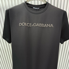Dolce & Gabbana发泡印花字母圆领短袖T恤;是经典简约与高端时尚的结合,适合追求品质与辨识度的穿搭需求,胸前 Dolce & Gabbana发泡印花字母圆领短袖T恤;是经典简约与高端时尚的结合,适合追求品质与辨识度的穿搭需求,胸前