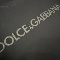 Dolce & Gabbana发泡印花字母圆领短袖T恤;是经典简约与高端时尚的结合,适合追求品质与辨识度的穿搭需求,胸前 Dolce & Gabbana发泡印花字母圆领短袖T恤;是经典简约与高端时尚的结合,适合追求品质与辨识度的穿搭需求,胸前