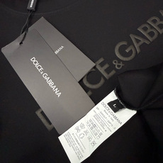 Dolce & Gabbana发泡印花字母圆领短袖T恤;是经典简约与高端时尚的结合,适合追求品质与辨识度的穿搭需求,胸前 Dolce & Gabbana发泡印花字母圆领短袖T恤;是经典简约与高端时尚的结合,适合追求品质与辨识度的穿搭需求,胸前
