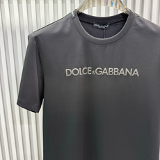 Dolce & Gabbana发泡印花字母圆领短袖T恤;是经典简约与高端时尚的结合,适合追求品质与辨识度的穿搭需求,胸前 Dolce & Gabbana发泡印花字母圆领短袖T恤;是经典简约与高端时尚的结合,适合追求品质与辨识度的穿搭需求,胸前