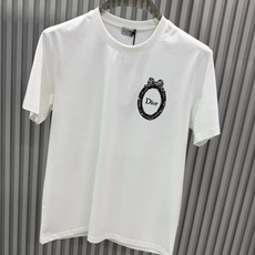 Dior2026春夏新品植绒印花短袖T恤;品牌经典的极简主义设计风格,主打低调奢华与高级质感,适合追求品味与细节 Dior2026春夏新品植绒印花短袖T恤;品牌经典的极简主义设计风格,主打低调奢华与高级质感,适合追求品味与细节