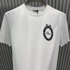 Dior2026春夏新品植绒印花短袖T恤;品牌经典的极简主义设计风格,主打低调奢华与高级质感,适合追求品味与细节 Dior2026春夏新品植绒印花短袖T恤;品牌经典的极简主义设计风格,主打低调奢华与高级质感,适合追求品味与细节