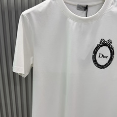 Dior2026春夏新品植绒印花短袖T恤;品牌经典的极简主义设计风格,主打低调奢华与高级质感,适合追求品味与细节 Dior2026春夏新品植绒印花短袖T恤;品牌经典的极简主义设计风格,主打低调奢华与高级质感,适合追求品味与细节