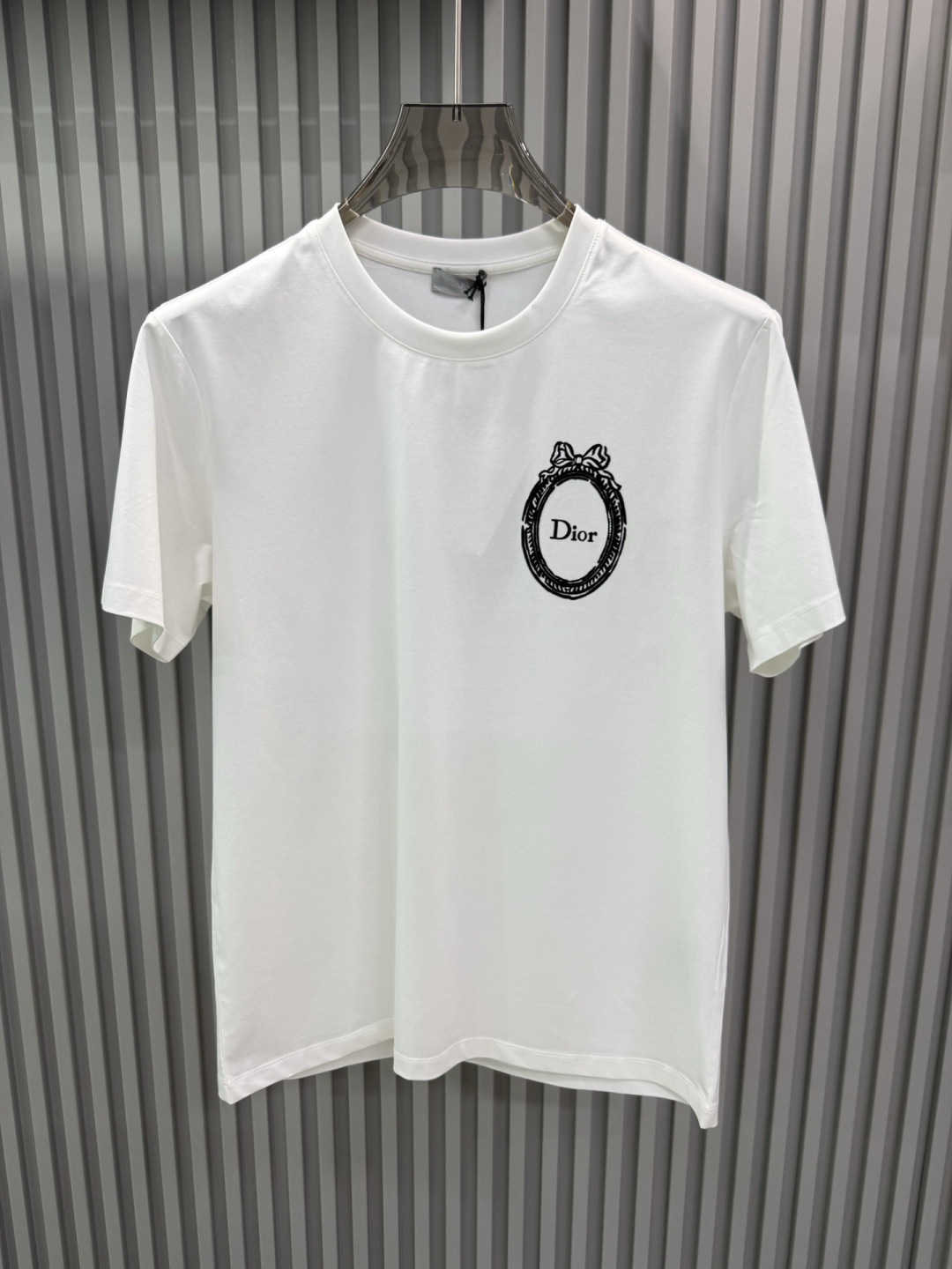 Dior2026春夏新品植绒印花短袖T恤;品牌经典的极简主义设计风格,主打低调奢华与高级质感,适合追求品味与细节 Dior2026春夏新品植绒印花短袖T恤;品牌经典的极简主义设计风格,主打低调奢华与高级质感,适合追求品味与细节