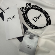 Dior2026春夏新品植绒印花短袖T恤;品牌经典的极简主义设计风格,主打低调奢华与高级质感,适合追求品味与细节 Dior2026春夏新品植绒印花短袖T恤;品牌经典的极简主义设计风格,主打低调奢华与高级质感,适合追求品味与细节