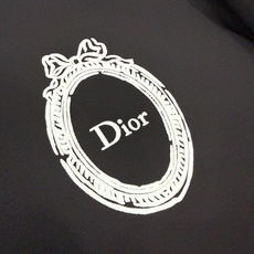 Dior2026春夏新品植绒印花短袖T恤;品牌经典的极简主义设计风格,主打低调奢华与高级质感,适合追求品味与细节 Dior2026春夏新品植绒印花短袖T恤;品牌经典的极简主义设计风格,主打低调奢华与高级质感,适合追求品味与细节