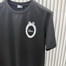 Dior2026春夏新品植绒印花短袖T恤;品牌经典的极简主义设计风格,主打低调奢华与高级质感,适合追求品味与细节 Dior2026春夏新品植绒印花短袖T恤;品牌经典的极简主义设计风格,主打低调奢华与高级质感,适合追求品味与细节