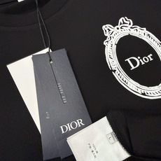 Dior2026春夏新品植绒印花短袖T恤;品牌经典的极简主义设计风格,主打低调奢华与高级质感,适合追求品味与细节 Dior2026春夏新品植绒印花短袖T恤;品牌经典的极简主义设计风格,主打低调奢华与高级质感,适合追求品味与细节