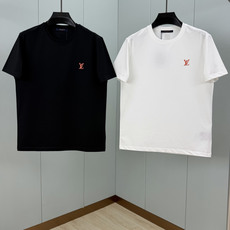 LOUIS VUITT*N.路易*登 SS26春夏新品饰暗纹贴花标识短袖T恤,正面饰极简风小标LV贴花点缀+背面蓝色织唛 LOUIS VUITT*N.路易*登 SS26春夏新品饰暗纹贴花标识短袖T恤,正面饰极简风小标LV贴花点缀+背面蓝色织唛