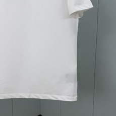 LOUIS VUITT*N.路易*登 SS26春夏新品饰暗纹贴花标识短袖T恤,正面饰极简风小标LV贴花点缀+背面蓝色织唛 LOUIS VUITT*N.路易*登 SS26春夏新品饰暗纹贴花标识短袖T恤,正面饰极简风小标LV贴花点缀+背面蓝色织唛