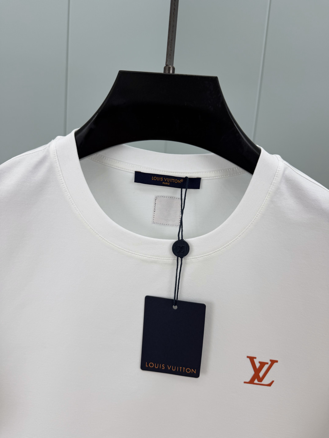 LOUIS VUITT*N.路易*登 SS26春夏新品饰暗纹贴花标识短袖T恤,正面饰极简风小标LV贴花点缀+背面蓝色织唛 LOUIS VUITT*N.路易*登 SS26春夏新品饰暗纹贴花标识短袖T恤,正面饰极简风小标LV贴花点缀+背面蓝色织唛