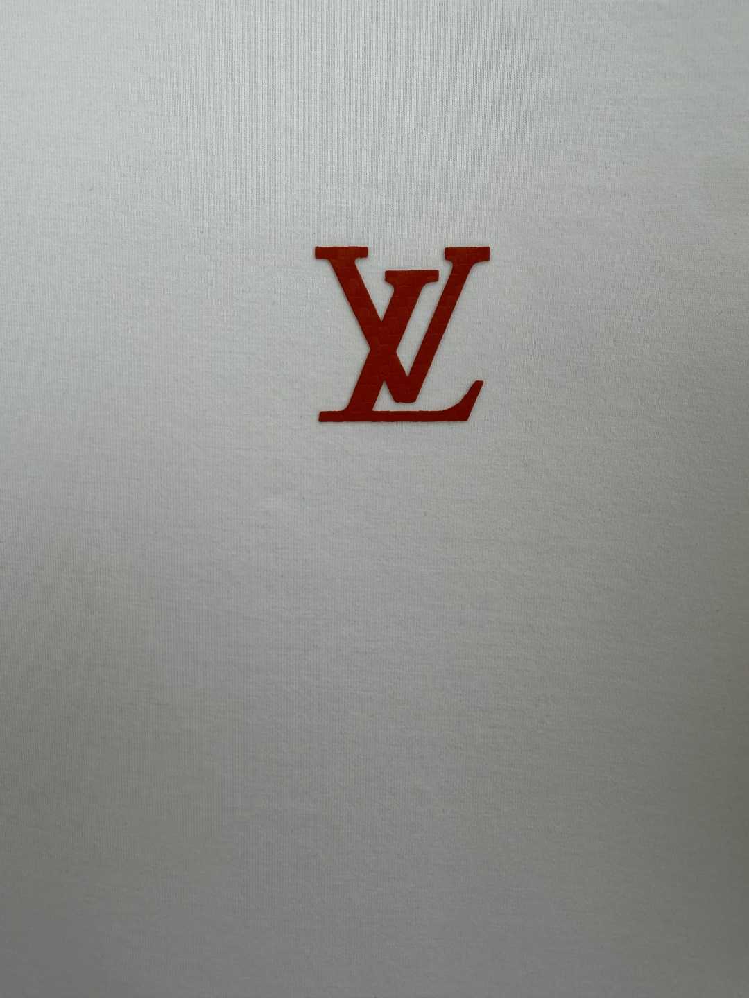 LOUIS VUITT*N.路易*登 SS26春夏新品饰暗纹贴花标识短袖T恤,正面饰极简风小标LV贴花点缀+背面蓝色织唛 LOUIS VUITT*N.路易*登 SS26春夏新品饰暗纹贴花标识短袖T恤,正面饰极简风小标LV贴花点缀+背面蓝色织唛