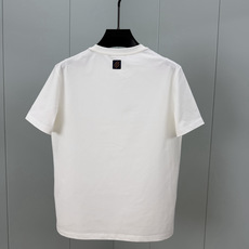 LOUIS VUITT*N.路易*登 SS26春夏新品饰暗纹贴花标识短袖T恤,正面饰极简风小标LV贴花点缀+背面蓝色织唛 LOUIS VUITT*N.路易*登 SS26春夏新品饰暗纹贴花标识短袖T恤,正面饰极简风小标LV贴花点缀+背面蓝色织唛