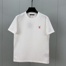 LOUIS VUITT*N.路易*登 SS26春夏新品饰暗纹贴花标识短袖T恤,正面饰极简风小标LV贴花点缀+背面蓝色织唛 LOUIS VUITT*N.路易*登 SS26春夏新品饰暗纹贴花标识短袖T恤,正面饰极简风小标LV贴花点缀+背面蓝色织唛