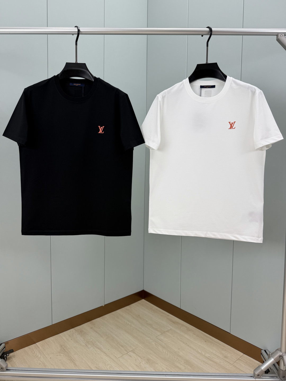 LOUIS VUITT*N.路易*登 SS26春夏新品饰暗纹贴花标识短袖T恤,正面饰极简风小标LV贴花点缀+背面蓝色织唛 LOUIS VUITT*N.路易*登 SS26春夏新品饰暗纹贴花标识短袖T恤,正面饰极简风小标LV贴花点缀+背面蓝色织唛