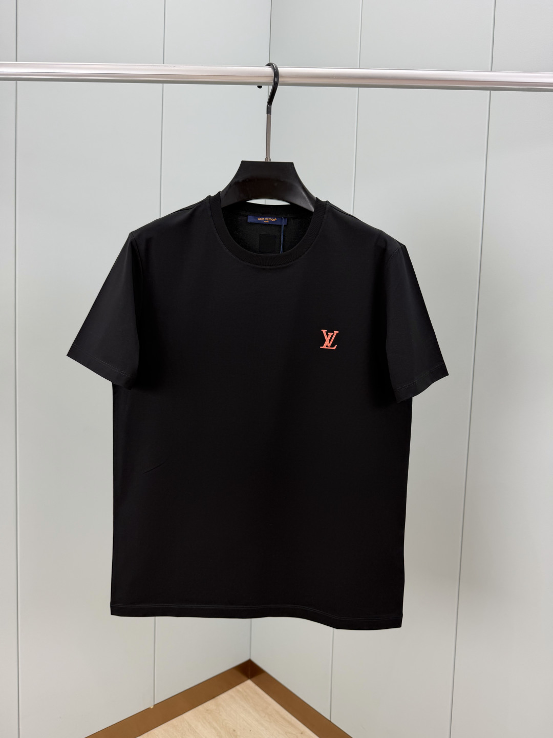 LOUIS VUITT*N.路易*登 SS26春夏新品饰暗纹贴花标识短袖T恤,正面饰极简风小标LV贴花点缀+背面蓝色织唛 LOUIS VUITT*N.路易*登 SS26春夏新品饰暗纹贴花标识短袖T恤,正面饰极简风小标LV贴花点缀+背面蓝色织唛