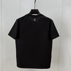 LOUIS VUITT*N.路易*登 SS26春夏新品饰暗纹贴花标识短袖T恤,正面饰极简风小标LV贴花点缀+背面蓝色织唛 LOUIS VUITT*N.路易*登 SS26春夏新品饰暗纹贴花标识短袖T恤,正面饰极简风小标LV贴花点缀+背面蓝色织唛