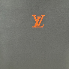 LOUIS VUITT*N.路易*登 SS26春夏新品饰暗纹贴花标识短袖T恤,正面饰极简风小标LV贴花点缀+背面蓝色织唛 LOUIS VUITT*N.路易*登 SS26春夏新品饰暗纹贴花标识短袖T恤,正面饰极简风小标LV贴花点缀+背面蓝色织唛