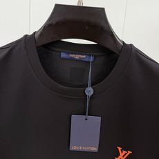 LOUIS VUITT*N.路易*登 SS26春夏新品饰暗纹贴花标识短袖T恤,正面饰极简风小标LV贴花点缀+背面蓝色织唛 LOUIS VUITT*N.路易*登 SS26春夏新品饰暗纹贴花标识短袖T恤,正面饰极简风小标LV贴花点缀+背面蓝色织唛