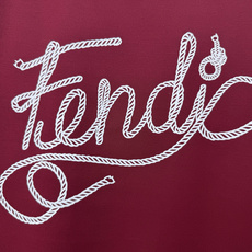 Fendi.芬迪 26夏季新品绳索字样logo印花标识短袖T恤,正面饰有绳索品牌字样logo装饰设计,衣身两侧有开叉设计 Fendi.芬迪 26夏季新品绳索字样logo印花标识短袖T恤,正面饰有绳索品牌字样logo装饰设计,衣身两侧有开叉设计