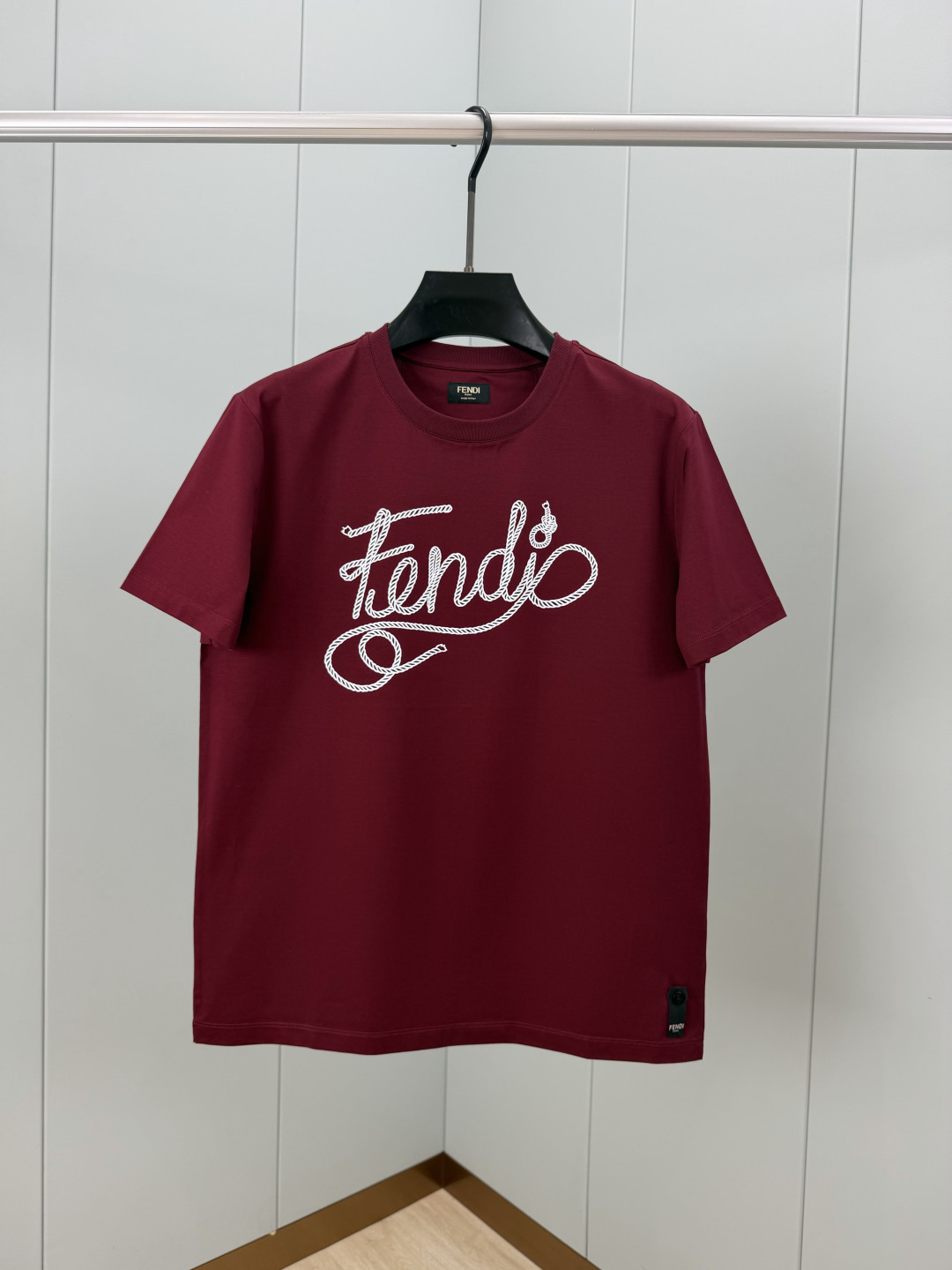Fendi.芬迪 26夏季新品绳索字样logo印花标识短袖T恤,正面饰有绳索品牌字样logo装饰设计,衣身两侧有开叉设计 Fendi.芬迪 26夏季新品绳索字样logo印花标识短袖T恤,正面饰有绳索品牌字样logo装饰设计,衣身两侧有开叉设计