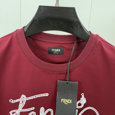 Fendi.芬迪 26夏季新品绳索字样logo印花标识短袖T恤,正面饰有绳索品牌字样logo装饰设计,衣身两侧有开叉设计 Fendi.芬迪 26夏季新品绳索字样logo印花标识短袖T恤,正面饰有绳索品牌字样logo装饰设计,衣身两侧有开叉设计