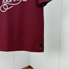 Fendi.芬迪 26夏季新品绳索字样logo印花标识短袖T恤,正面饰有绳索品牌字样logo装饰设计,衣身两侧有开叉设计 Fendi.芬迪 26夏季新品绳索字样logo印花标识短袖T恤,正面饰有绳索品牌字样logo装饰设计,衣身两侧有开叉设计