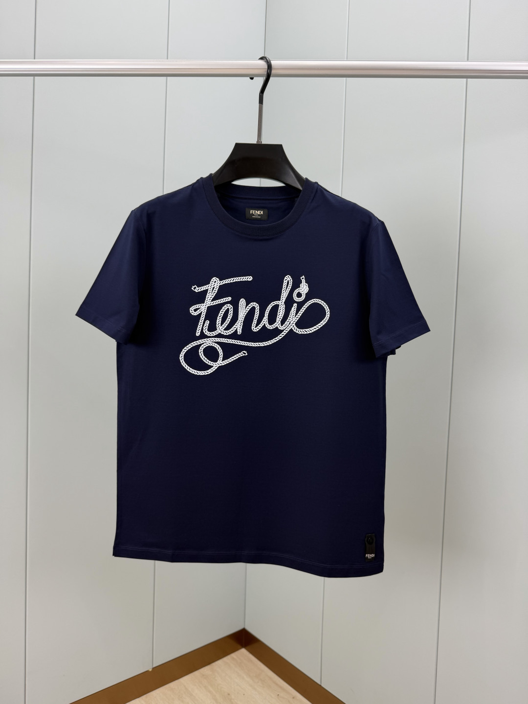 Fendi.芬迪 26夏季新品绳索字样logo印花标识短袖T恤,正面饰有绳索品牌字样logo装饰设计,衣身两侧有开叉设计 Fendi.芬迪 26夏季新品绳索字样logo印花标识短袖T恤,正面饰有绳索品牌字样logo装饰设计,衣身两侧有开叉设计