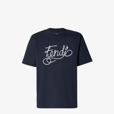 Fendi.芬迪 26夏季新品绳索字样logo印花标识短袖T恤,正面饰有绳索品牌字样logo装饰设计,衣身两侧有开叉设计 Fendi.芬迪 26夏季新品绳索字样logo印花标识短袖T恤,正面饰有绳索品牌字样logo装饰设计,衣身两侧有开叉设计