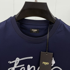 Fendi.芬迪 26夏季新品绳索字样logo印花标识短袖T恤,正面饰有绳索品牌字样logo装饰设计,衣身两侧有开叉设计 Fendi.芬迪 26夏季新品绳索字样logo印花标识短袖T恤,正面饰有绳索品牌字样logo装饰设计,衣身两侧有开叉设计