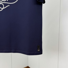 Fendi.芬迪 26夏季新品绳索字样logo印花标识短袖T恤,正面饰有绳索品牌字样logo装饰设计,衣身两侧有开叉设计 Fendi.芬迪 26夏季新品绳索字样logo印花标识短袖T恤,正面饰有绳索品牌字样logo装饰设计,衣身两侧有开叉设计